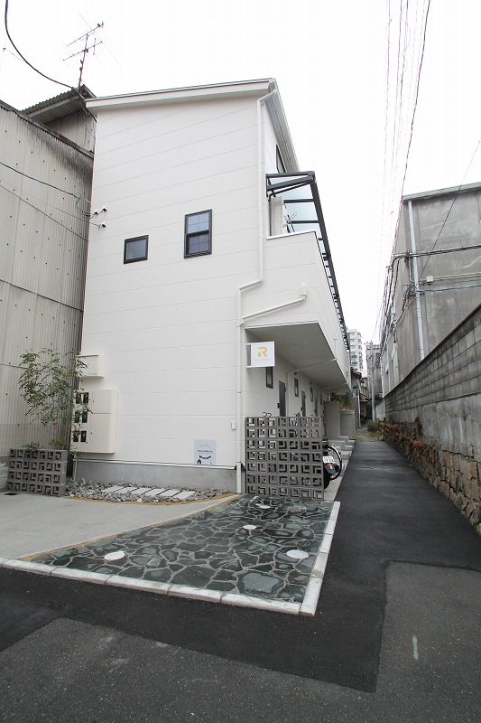 広島市中区吉島西のアパートの建物外観