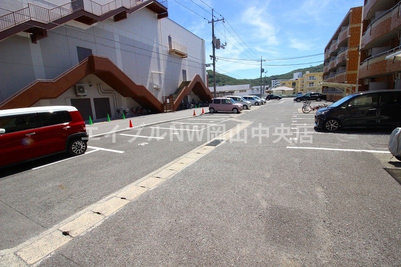 【岡山市北区富原のマンションの駐車場】