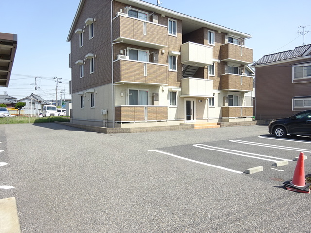 【新潟市西区小新のアパートの駐車場】