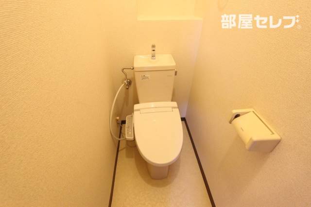 トイレ　１０１号室の写真です。温水洗浄便座はサービス品です