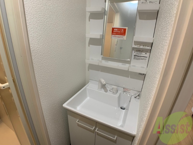 洗面設備　独立洗面台がございます。朝の支度はここで済ませましょう。