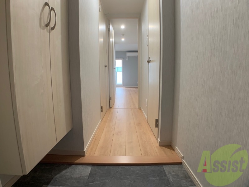 玄関　玄関からのお部屋の様子はこのような感じです。