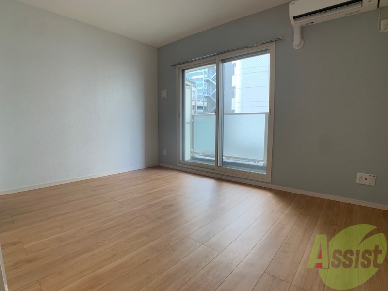 居室・リビング　１０帖のＬＤＫです。ベランダ窓が大きく日差しが良く入ります。