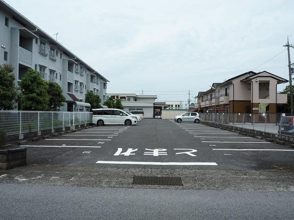 【彦根市川瀬馬場町のマンションの駐車場】