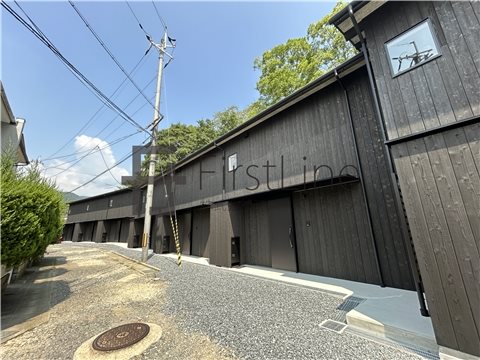 京都市山科区安朱東海道町のアパートの建物外観