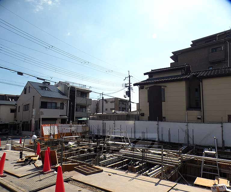 【京都市左京区岡崎西福ノ川町のマンションの建物外観】