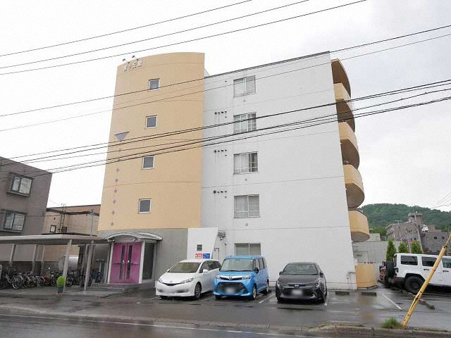 札幌市中央区宮ケ丘のマンションの建物外観