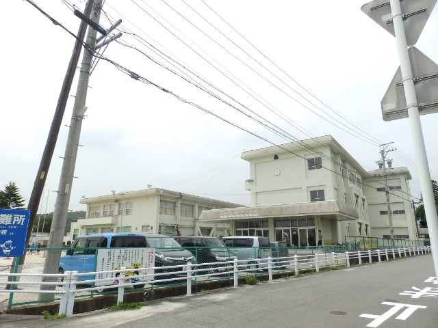 【三重郡菰野町大字菰野のマンションの小学校】