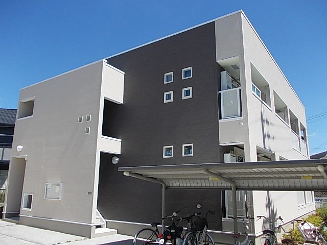 【シャロル　IIIの建物外観】