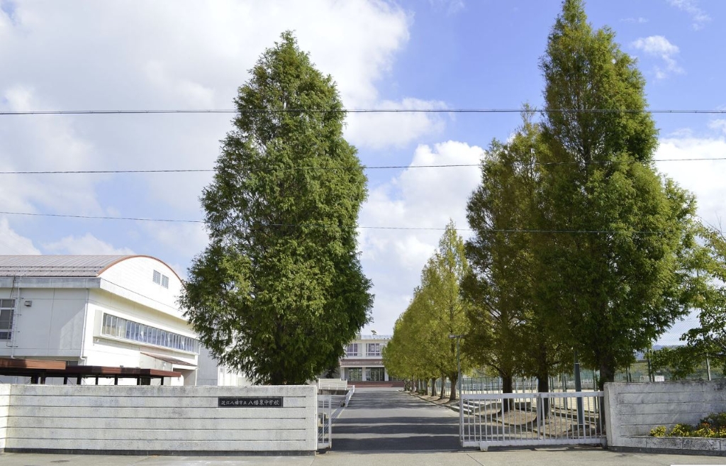 【近江八幡市友定町のアパートの中学校】