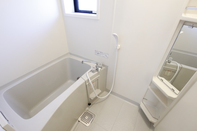 バス・シャワールーム　浴室窓付き♪