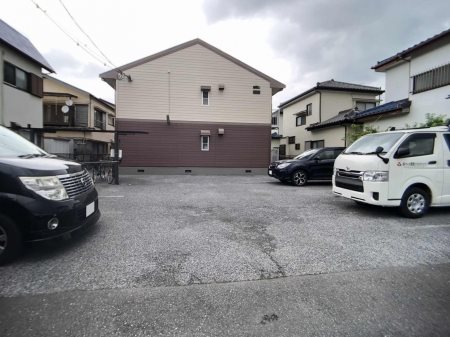 【越谷市東大沢のアパートの駐車場】