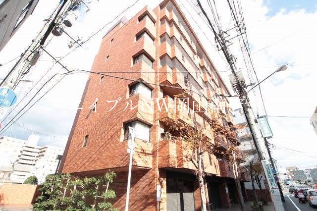 岡山市北区弓之町のマンションの建物外観