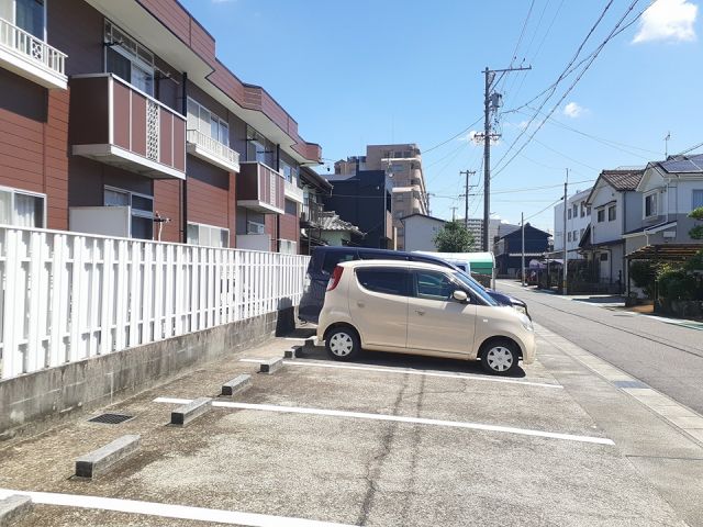 【稲沢市駅前のアパートの駐車場】