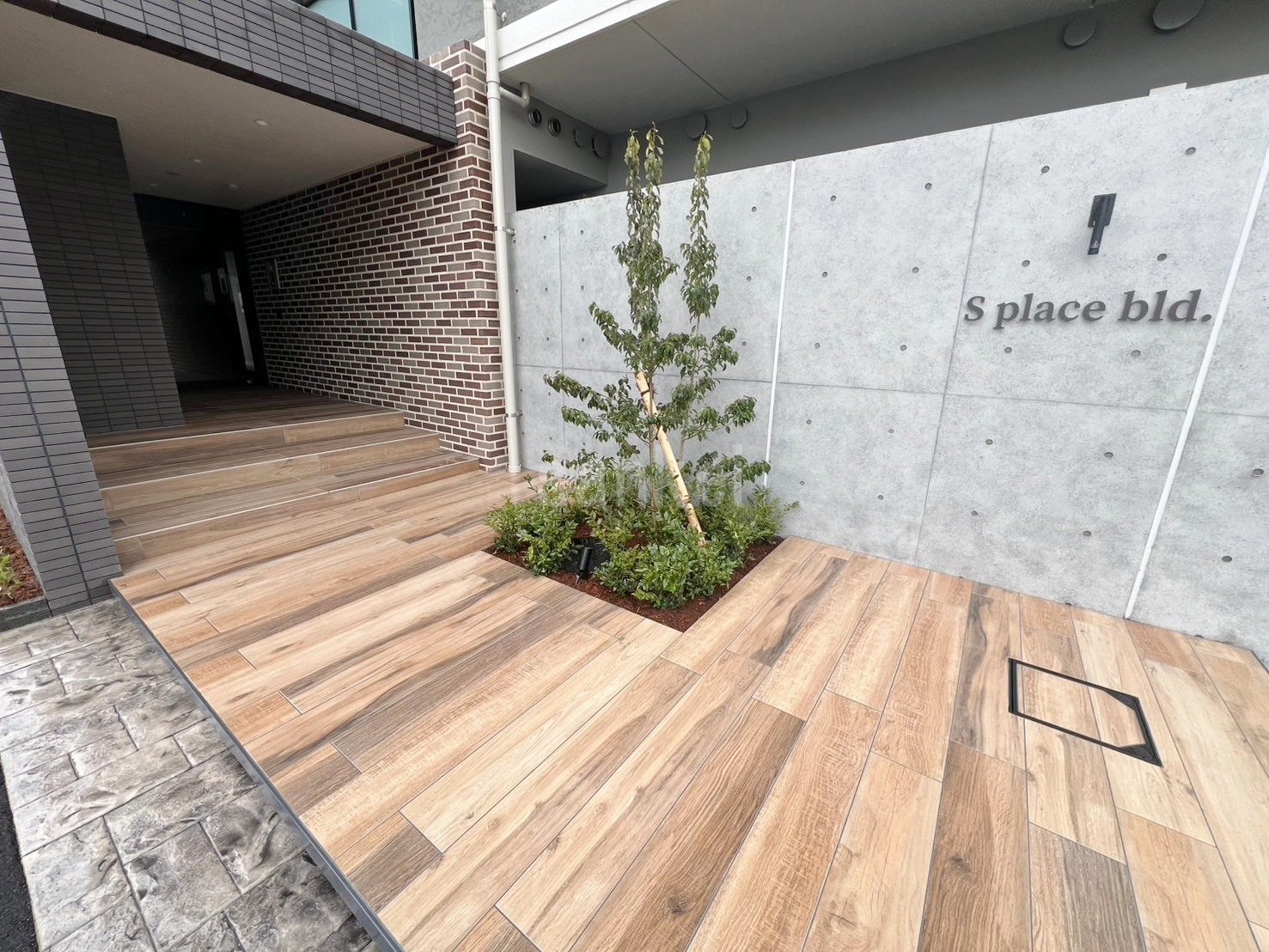 【S　place bld.のエントランス】