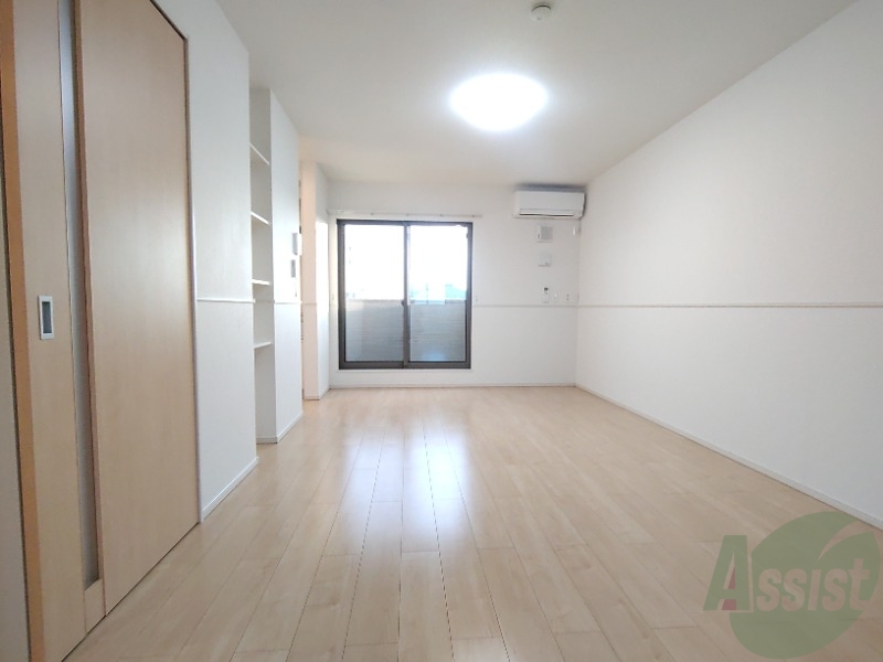 居室・リビング　別の角度から洋室を撮影しました。日射しがあり明るい印象。