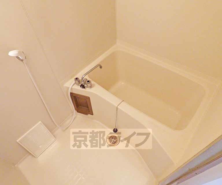 バス・シャワールーム　広々とした浴室です。