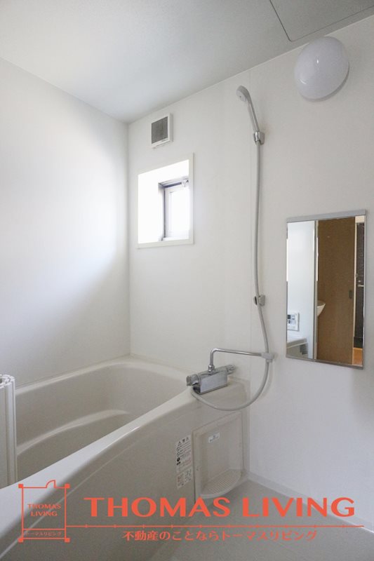 バス・シャワールーム　小窓があり、換気がしやすいです。ね。