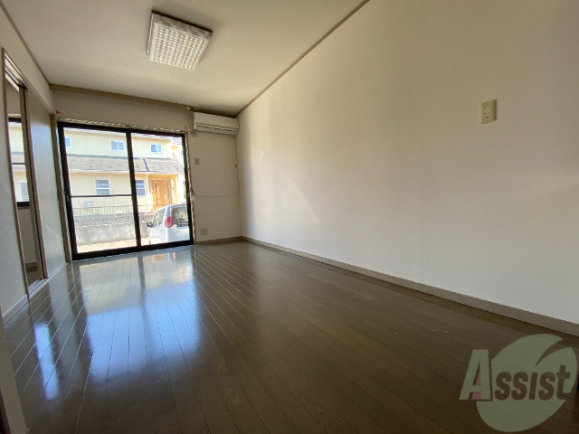 居室・リビング　１０帖のＬＤＫは広々していて日当たりも良好ですね。