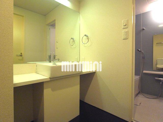 その他設備　白を基調とした清潔感のある水周りです。