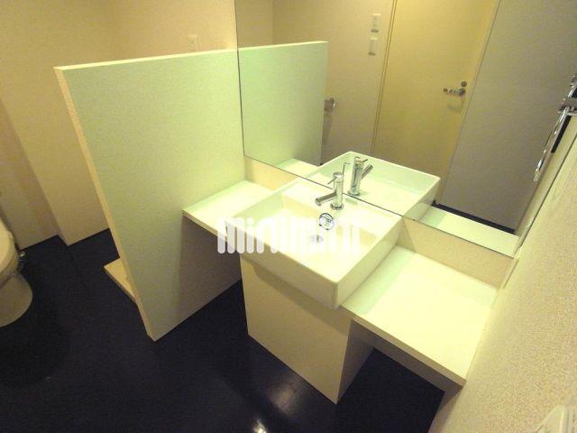 洗面設備　大きな鏡で身支度できます。空間も広く感じますよ。