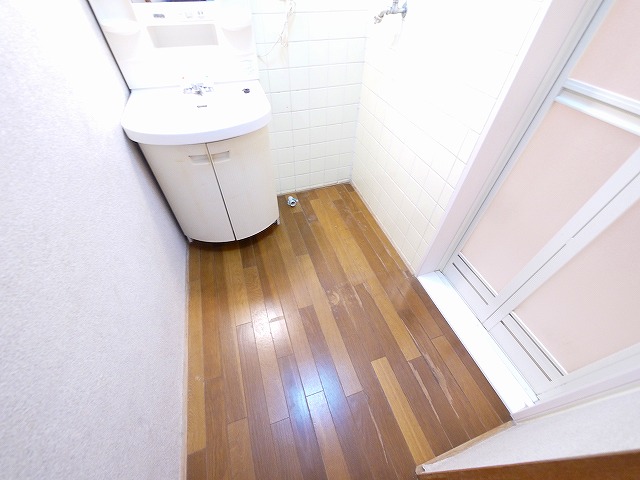 洗面設備　ゆったりとスペースのある洗面所