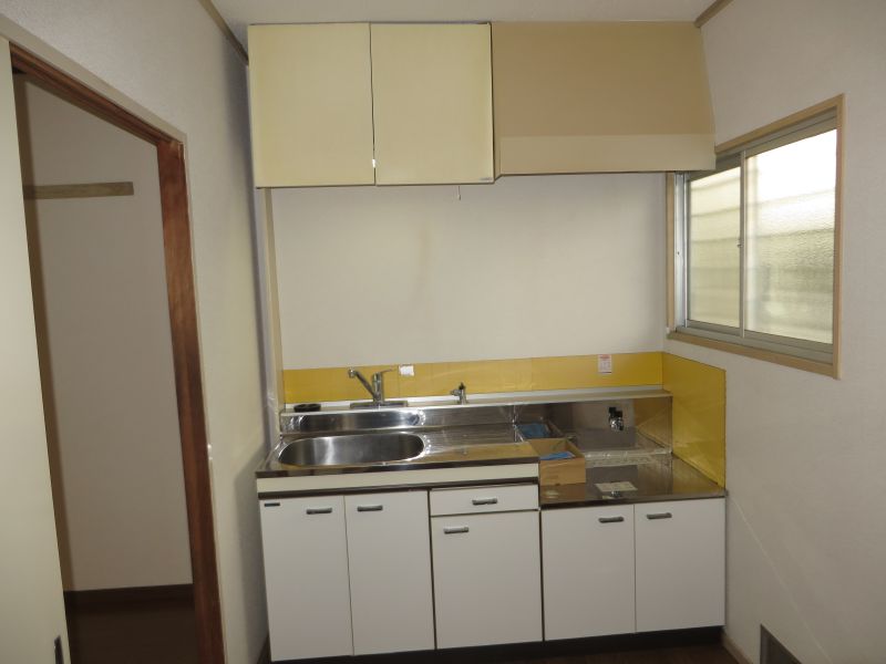 キッチン　窓のあるキッチン（残置物の2口コンロが付きます）