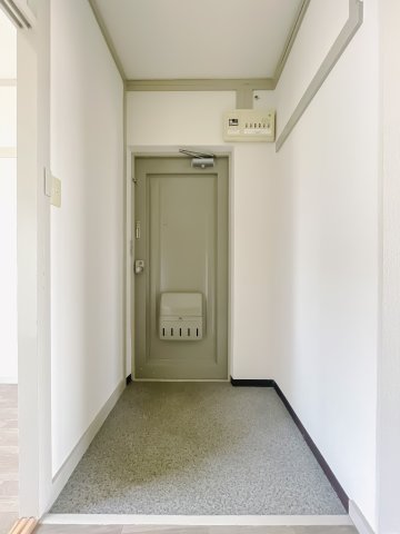 玄関　※画像は反転タイプの間取りのものです。