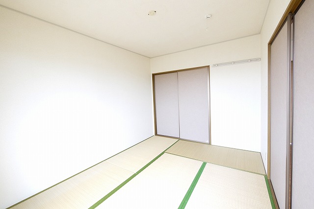 その他部屋・スペース　落ち着いた色調の寝室です