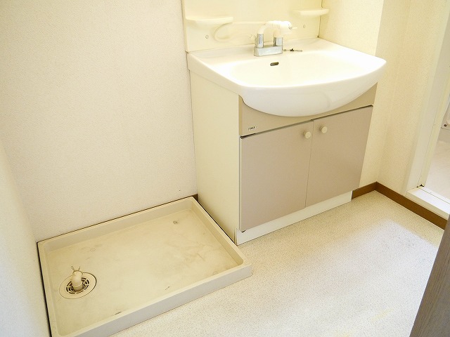 洗面設備　明るい洗面所です