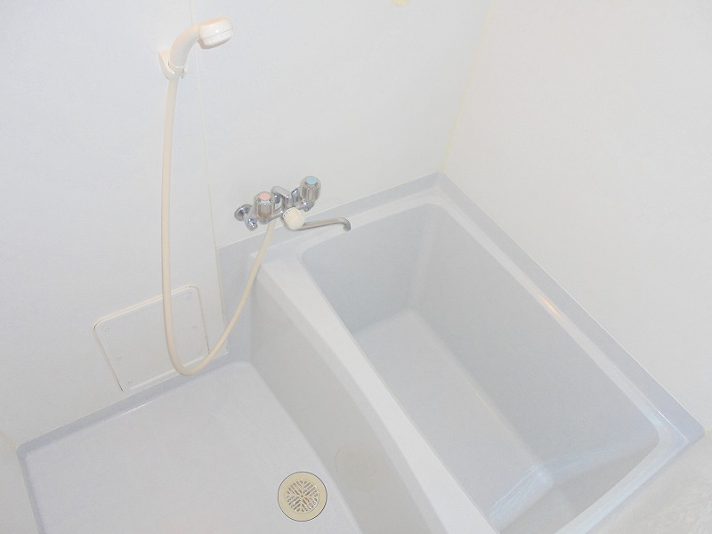 バス・シャワールーム　トイレと別のセパレートタイプ！ゆったり湯舟につかれます