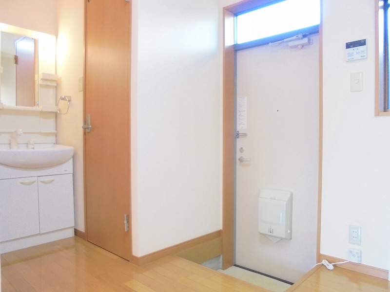 玄関　玄関ドアの内側にはポスト受けがあります