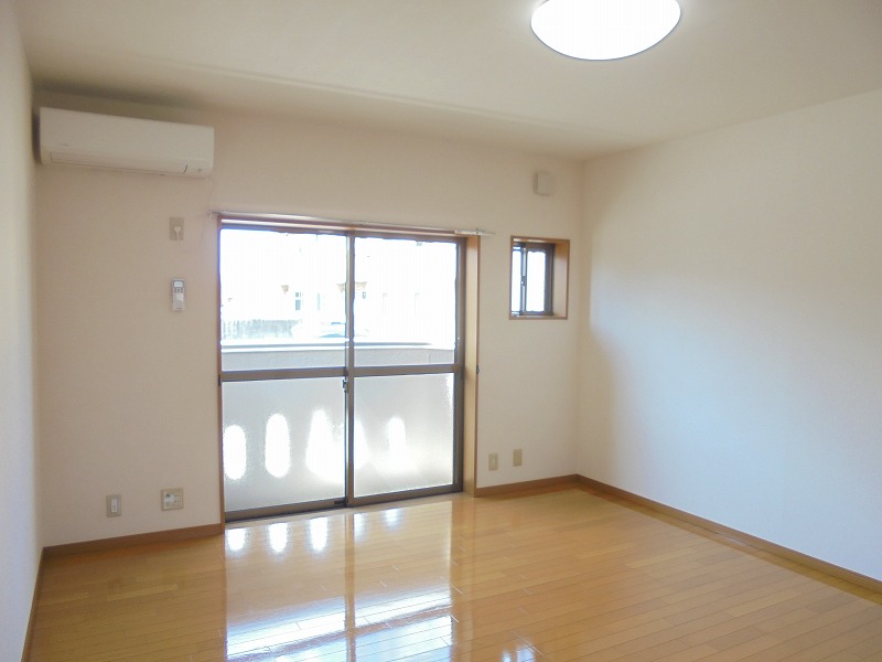 居室・リビング　居室は広々9.5帖！南西向きのお部屋☆