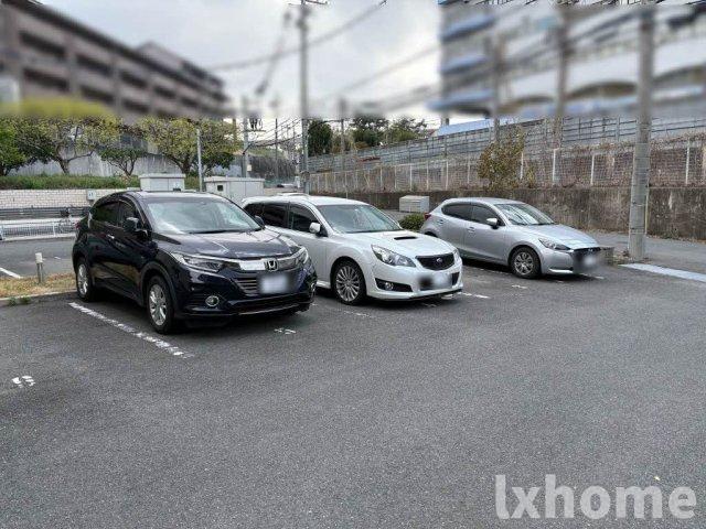 駐車場　駐車場があるので、車を買う予定の方も安心です