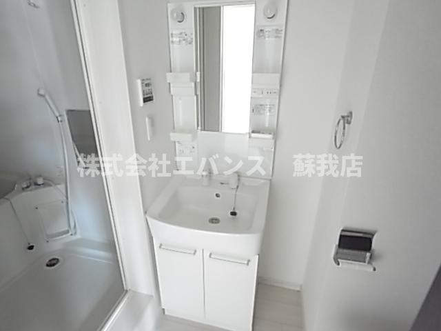 洗面設備　独立洗面化粧台が付いています