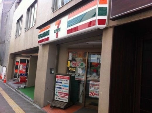 コンビニ　セブンイレブン新宿4丁目明治通り店（コンビニ）まで476m