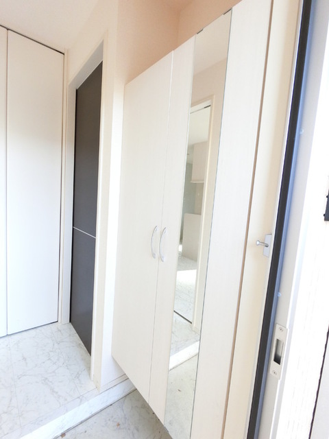 玄関　広めのＢｏｘは収納力ばっちり。トールタイプのミラーついてます