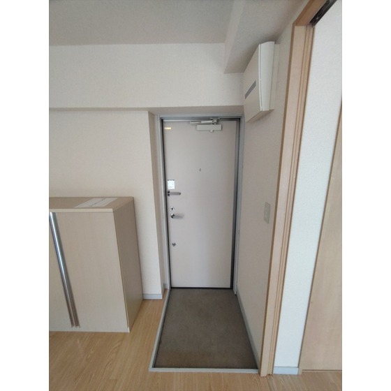 玄関　同じ階の別のお部屋です。