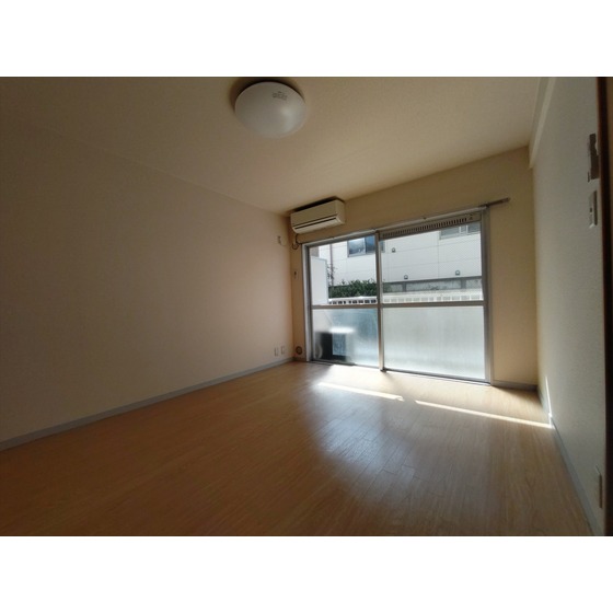 居室・リビング　同じ階の別のお部屋です。