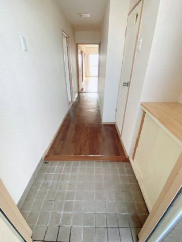 玄関　別部屋反転間取りのお写真となります。