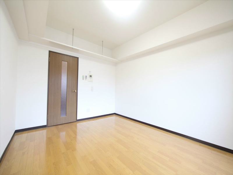 その他　洋室8帖　エアコン完備　南面バルコニー