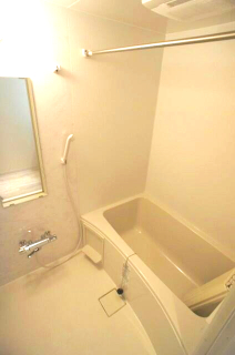 バス・シャワールーム　シンプルで清潔感のあるバスルーム。毎日の疲れをしっかり癒せま