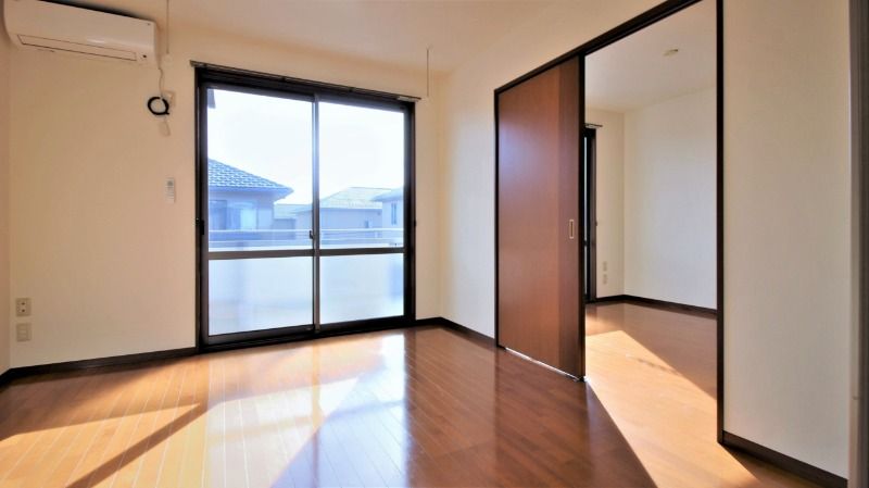 居室・リビング　※別号室の写真となります。