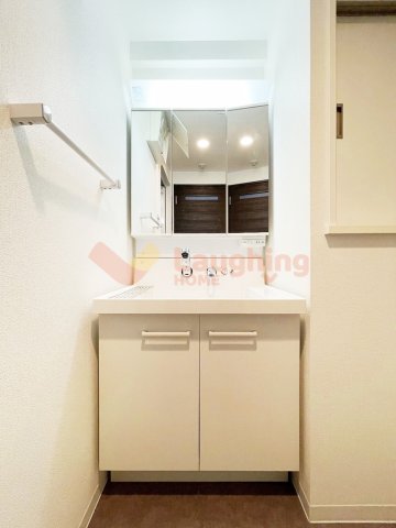 洗面設備　独立洗面台、小物を置くことができて便利です※別号室の写真です