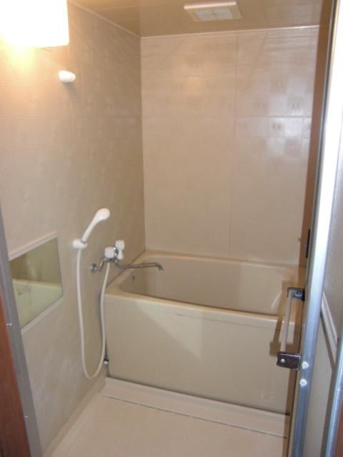 バス・シャワールーム　シャワー付きの便利な浴室！