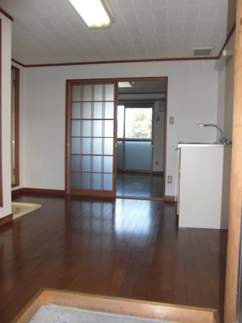 玄関　広々とした玄関スペースは、キッチンスペースと共用スペースです