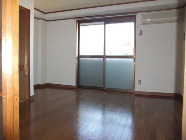 その他　リビングは木のぬくもりがやさしいフローリング！