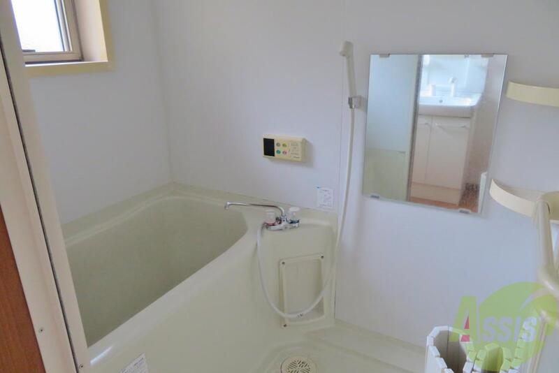 バス・シャワールーム　広いバスタブで、足を伸ばしてゆっくりできますね。