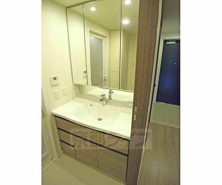 洗面設備　大きな鏡の独立洗面台です。