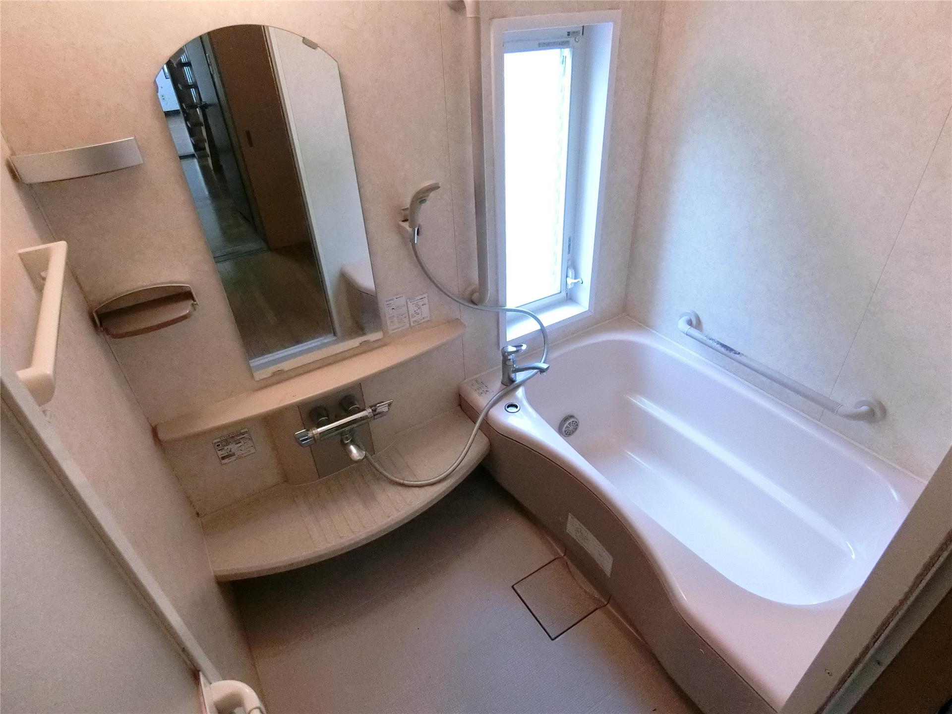 バス・シャワールーム　小窓付きで換気もできるバスルーム♪